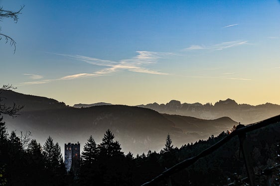 Wetterbild des Monats November 2025: die Zwingenburg bei Tisens (Foto: LPA/Martin Geier)