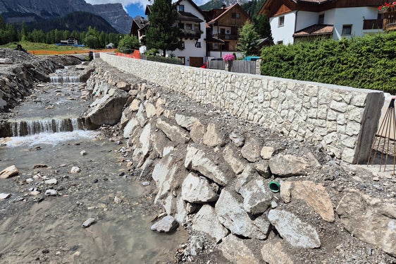 Die Mauer, die künftig als Hochwasserschutz fungieren soll, wird als Stahlbetonmauer mit beidseitiger Abdeckung aus vorgefertigten Teilen mit Natursteinverkleidung ausgeführt. (Foto: LPA/Landesamt für Wildbach- und Lawinenverbauung Ost in der Agentur für Bevölkerungsschutz)