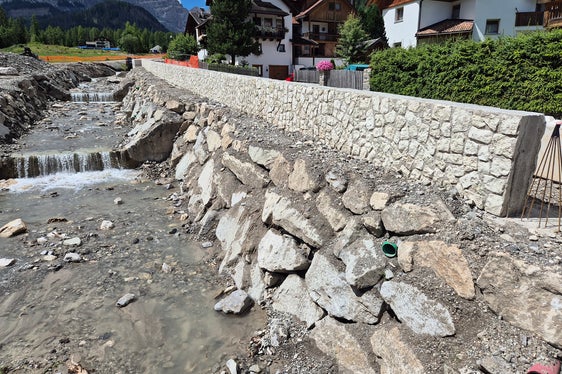 Il muro, che in futuro servirà da protezione contro le inondazioni, sarà costruito in cemento armato con parti prefabbricate rivestite in pietra naturale, su entrambi i lati. (Foto: USP/Ufficio Sistemazione bacini montani est)