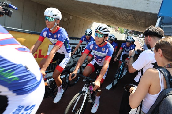 Die Radfahrer des Bikeclubs Polisportiva Libertas Leifers nutzen die Gelegenheit, die Unterführung nach der Eröffnung gleich auszuprobieren. (Foto: LPA/Ingo Dejaco)