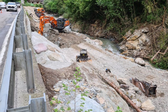 In Zusammenarbeit mit dem Landesstraßendienst arbeitet die Wildbachverbauung an der Wiederherstellung der Uferschutzmauer des Grödnerbachs kurz nach dem Tunnel bei Waidbruck. (Foto: LPA/Landesamt für Wildbach- und Lawinenverbauung Nord)