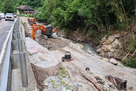 In Zusammenarbeit mit dem Landesstraßendienst arbeitet die Wildbachverbauung an der Wiederherstellung der Uferschutzmauer des Grödnerbachs kurz nach dem Tunnel bei Waidbruck. (Foto: LPA/Landesamt für Wildbach- und Lawinenverbauung Nord)