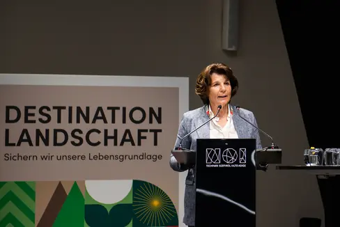 L'assessora Hochgruber Kuenzer ha introdotto la conferenza internazionale Destinazione paesaggio: dobbiamo ripensare il nostro rapporto con il paesaggio proteggendolo nel suo complesso, invece di limitarci a poche aree protette. (Foto: ASP/Claudia Corrent)