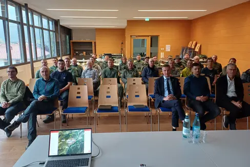 Scambio tecnico transfrontaliero: durante la riunione di lavoro a Prato (in prima fila, da sinistra): Michael Kessler dell’Ispettorato forestale di Silandro, il direttore dell’Ispettorato forestale di Merano Georg Pircher, l’assessore provinciale alle Foreste Luis Walcher, il sindaco di Prato Rafael Alber, il direttore forestale provinciale Günther Unterthiner. (Foto: USP/Ispettorato forestale di Silandro)
