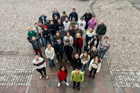 Die 35 begabten Schülerinnen und Schüler, die sich gestern und heute im Rahmen der Talente Tage intensiv mit Mathematik, Physik und Chemie befasst haben. (Foto: LPA/Bildungsdirektion)