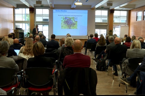 Aufgrund des Klimawandels nehmen die Herausforderungen für den Bodenschutz zu: Dies war der Gegenstand einer internationalen Fachtagung anlässlich 20 Jahre Bodenbündnis im Kolpinhaus in Bozen. (Foto: LPA)