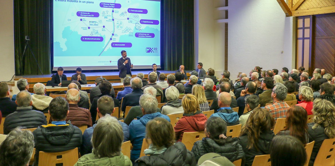 Rund 220 Interessierte haben sich beim Bürgerabend über das Vorhaben zu den beiden Kreuzungspunkten Olang und Rasen-Antholz informiert. Wichtigste Ziele sind laut Mobilitätslandesrat Daniel Alfreider mehr Sicherheit für alle Verkehrsteilnehmer, eine bessere Anbindung an Bus, Zug und Radwege sowie ein flüssiger Verkehr. (Foto: LPA/Ingo Dejaco)