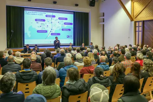 Circa 220 persone interessate hanno partecipato alla serata pubblica per conoscere il progetto per i due incroci di Valdaora e Rasun-Anterselva. Secondo Daniel Alfreider, assessore provinciale alla Mobilità, gli obiettivi più importanti sono una maggiore sicurezza per tutti gli utenti della strada, migliori collegamenti con autobus, treni e piste ciclabili e un flusso di traffico fluido. (Foto: ASP/Ingo Dejaco)