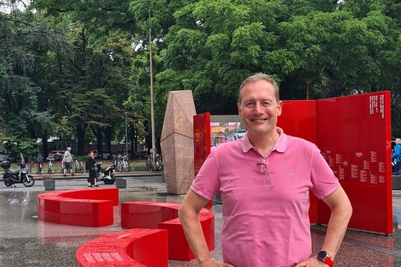 L'assessore Massimo Bessone: Piazza Magnago è la giusta collocazione per quest'opera che ricorda la figura un politico che ha contribuito a costruire quell'importante pilastro che per l’Alto Adige è l'Autonomia. (Foto: ASP/Ufficio Patrimonio)