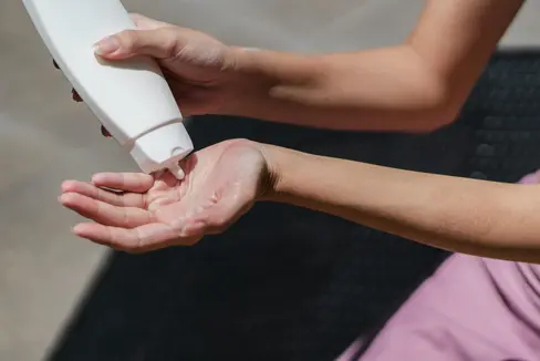 Sonnenschutz ist einfach: Wer sich vor dem Aufenthalt im Freien sorgfältig eincremt, senkt das Risiko für Sonnenbrand und Hautkrebs deutlich, darauf weist das Ressort für Gesundheitsvorsorge und Gesundheit hin. (Foto: Pexels/ Das Foto darf nur in Zusammenhang mit dieser Pressemitteilung verwendet werden.)