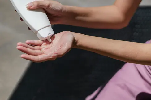 Sonnenschutz ist einfach: Wer sich vor dem Aufenthalt im Freien sorgfältig eincremt, senkt das Risiko für Sonnenbrand und Hautkrebs deutlich, darauf weist das Ressort für Gesundheitsvorsorge und Gesundheit hin. (Foto: Pexels/ Das Foto darf nur in Zusammenhang mit dieser Pressemitteilung verwendet werden.)