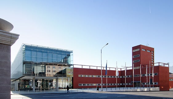 Unter den 36 Projekten, die im Rahmen der ersten Biodiversa-Ausschreibung die sehr strenge Auswahl bestanden haben, befinden sich zwei Projekte mit Südtiroler Beteiligung, an einem ist Eurac Research (im Bild der Sitz) als Lead-Partner federführend beteiligt. (Foto: Eurac)