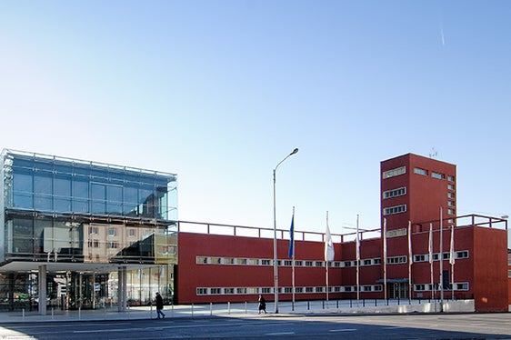 Unter den 36 Projekten, die im Rahmen der ersten Biodiversa-Ausschreibung die sehr strenge Auswahl bestanden haben, befinden sich zwei Projekte mit Südtiroler Beteiligung, an einem ist Eurac Research (im Bild der Sitz) als Lead-Partner federführend beteiligt. (Foto: Eurac)