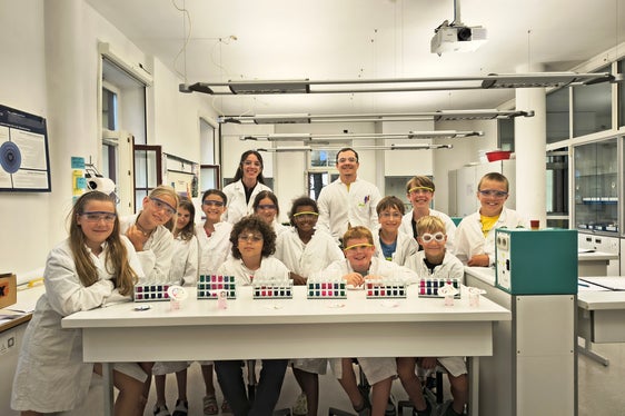 Die Grundschülerinnen und Grundschüler arbeiteten in kleinen Gruppen, begleitet von Lehrpersonen und Fachleuten. (Foto: LPA/Arbeitsbereich Begabungs- und Begabtenförderung der Pädagogischen Abteilung der Deutschen Bildungsdirektion/Alexander Ulbricht)