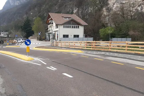 Negli scorsi mesi l'incrocio tra la Strada del Vino e la strada di accesso sud a Magrè e alla frazione di Lafot è stato ristrutturato (Foto: ASP/Ufficio tecnico strade centro/sud)