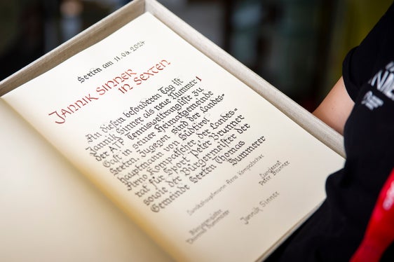 Ehreneintrag für Jannik Sinner im Goldenen Buch der Gemeinde Sexten. (Foto: LPA/Fabio Brucculeri)