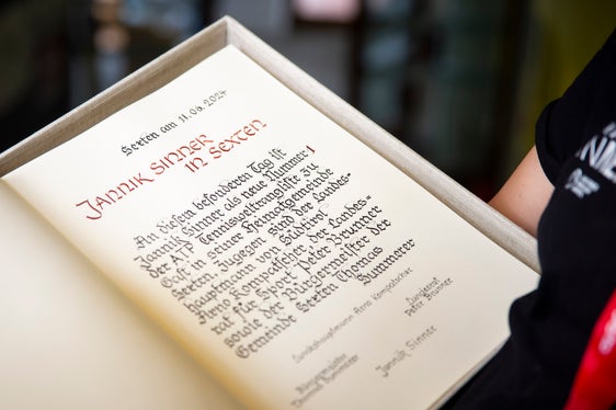 Jannik Sinner è arrivato in carrozza, tra gli applausi di due ali di folla festanti. Durante una breve cerimonia, il campione altoatesino ha firmato il Libro d’onore del Comune di Sesto. (Foto: ASP/Fabio Brucculeri)