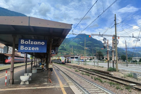 Um die Nutzung neuer Technologien im Schienenverkehr zu ermöglichen, gibt es einige Eingriffe am Bahnhof in Bozen. Die Landesregierung hat Landeshauptmann Kompatscher ermächtigt, das Einvernehmen für die geplanten Eingriffe zur Umgestaltung zu erteilen. (Foto: LPA/Alessandro Veronesi)