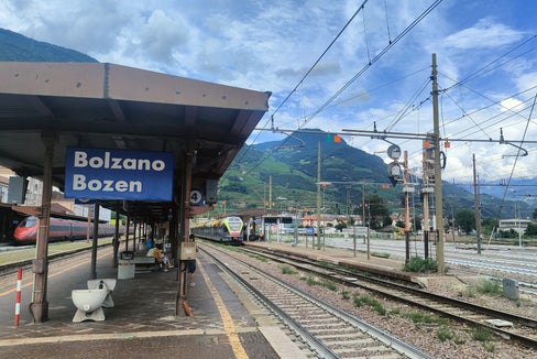 Um die Nutzung neuer Technologien im Schienenverkehr zu ermöglichen, gibt es einige Eingriffe am Bahnhof in Bozen. Die Landesregierung hat Landeshauptmann Kompatscher ermächtigt, das Einvernehmen für die geplanten Eingriffe zur Umgestaltung zu erteilen. (Foto: LPA/Alessandro Veronesi)
