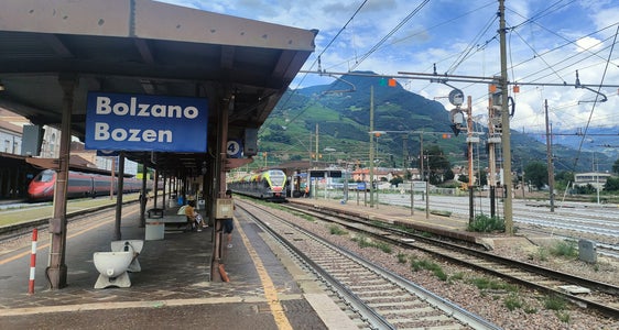 Um die Nutzung neuer Technologien im Schienenverkehr zu ermöglichen, gibt es einige Eingriffe am Bahnhof in Bozen. Die Landesregierung hat Landeshauptmann Kompatscher ermächtigt, das Einvernehmen für die geplanten Eingriffe zur Umgestaltung zu erteilen. (Foto: LPA/Alessandro Veronesi)