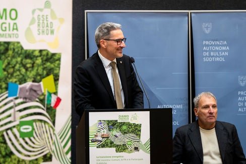 Die ausgezeichneten Gemeinden haben eindrucksvoll gezeigt, dass nachhaltige Energieprojekte nicht nur die Umwelt schützen, sondern auch die Lebensqualität vor Ort verbessern, sagte Landeshauptmann Arno Kompatscher. (Foto: LPA/Fabio Brucculeri)