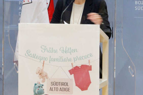 Nutzen Sie diese Angebote, die Türen dazu sind jederzeit offen!, appellierte Landesrätin Deeg bei der Vorstellung von Frühe Hilfen Südtirol. (Foto: LPA/Greta Stuefer)