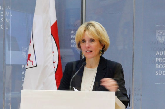 Nutzen Sie diese Angebote, die Türen dazu sind jederzeit offen!, appellierte Landesrätin Deeg bei der Vorstellung von Frühe Hilfen Südtirol. (Foto: LPA/Greta Stuefer)