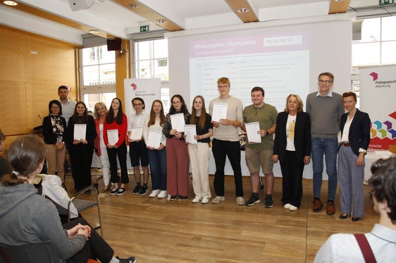 Zu den Bestplatzierten des Landeswettbewerbs der Philosophieolympiade gehören: Sabine Gasser, Lea Pöll, Theo Reng, Hannah Fill, Noah Patscheider, Ramona Klapfer, Valerio Gabriele Osto, Sophia Steinegger, Thomas Walcher, Lena Wurz (Foto: LPA/Bildungsdirektion/Verena Hilber)