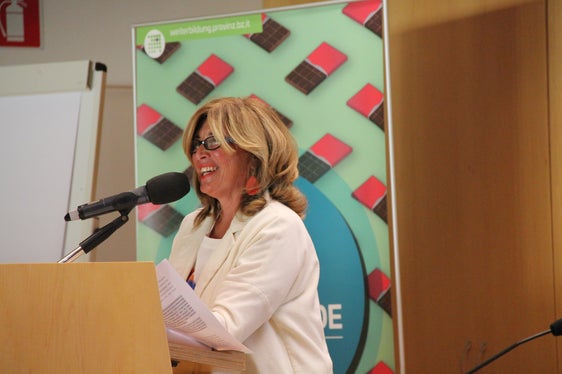 Le associazioni sono laboratori viventi per l'apprendimento collaborativo. Nella sua presentazione, la docente universitaria Irene Cennamo ha sottolineato l'importanza dell'educazione permanente per lo sviluppo della società e come formazione umana radicata nella vita quotidiana delle persone. (Foto: USP/Ufficio Educazione permanente e lingue)