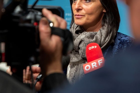 Südtirol ist Vorbild in Italien und Visitenkarte in Sachen Energiewende und ökologischer Wandel, sagte Staatssekretärin Vannia Gava bei der Pressekonferenz. Zahlreiche Journalisten holten sie vors Mikrofon. (Foto: LPA/Fabio Brucculeri)