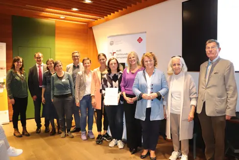 L'associazione BIWEP - Bildungsweg Pustertal è diventata oggi (27 settembre) il 28° datore di lavoro a ricevere il certificato dialogo dell'audit famigliaelavoro. (Foto: USP/Carmen Kollmann)