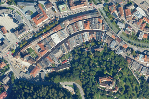 Il centro storico di Brunico nella ortofoto (Quelle: Geobrowser Maps)