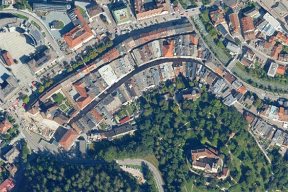 Blick auf die Brunecker Innenstadt: Der Pusterer Hauptort hat als erste Stadtgemeinde in Südtirol ein Gemeindeentwicklungsprogramm. (Quelle: Geobrowser Maps)