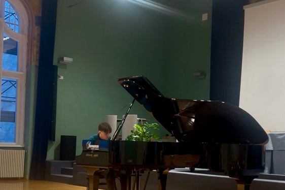 Im Rahmen des Jahreskongresses der European Piano Teacher‘s Association Austria EPTA traten Klavierschülerinnen und Klavierschüler aus verschiedenen deutschen und ladinischen Musikschulen auf die Bühne der Aula der Fachoberschule Marie Curie in Meran: im Bild Matthias Veggetti, Schüler von Giorgio Fasciolo in der Musikschule Bruneck. (Foto: LPA/Landesdirektion Deutsche und ladinische Musikschule/Cornelia Messner)