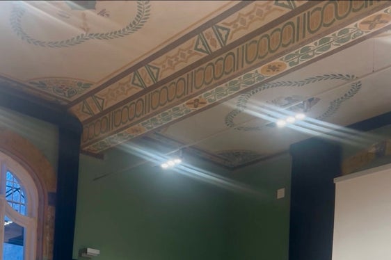 Im Rahmen des Jahreskongresses der European Piano Teacher‘s Association Austria EPTA traten Klavierschülerinnen und Klavierschüler aus verschiedenen deutschen und ladinischen Musikschulen auf die Bühne der Aula der Fachoberschule Marie Curie in Meran: im Bild Matthias Veggetti, Schüler von Giorgio Fasciolo in der Musikschule Bruneck. (Foto: LPA/Landesdirektion Deutsche und ladinische Musikschule/Cornelia Messner)