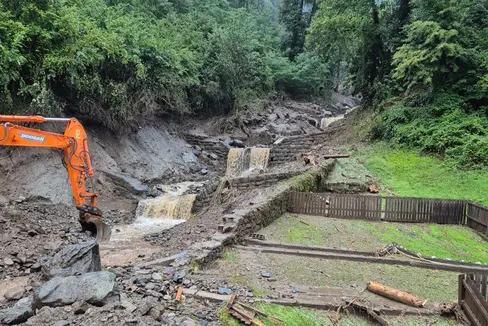 Die Staatstraße im Passeiertal ist derzeit nach einem Murenabgang beim Gewerbegebiet zwischen St. Martin und St. Leonhard in Passeier gesperrt. Es wird empfohlen auf nicht nötige Fahrten zu verzichten. (Foto: LPA/Straßendienst Burggrafenamt)