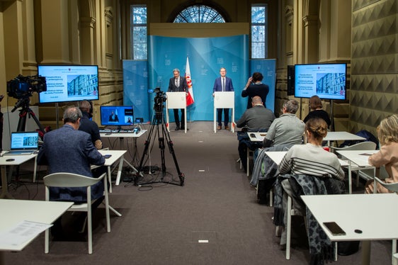 Die Landesregierung hat die neue Kommission für die Führungskräfte der öffentlichen Verwaltung ernannt. Darüber hat Landeshauptmann Kompatscher in der Pressekonferenz im Anschluss an die Regierungssitzung berichtet. (Foto: LPA/Fabio Brucculeri)