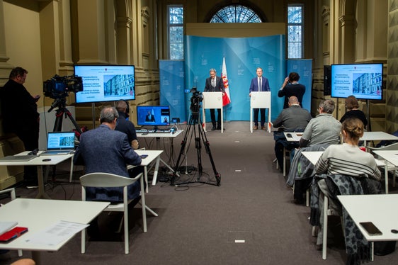 La Giunta provinciale ha nominato la nuova Commissione per la dirigenza del sistema pubblico provinciale. Lo ha riferito il presidente Kompatscher alla conferenza stampa dopo la seduta della Giunta. (Foto: ASP/Fabio Brucculeri)