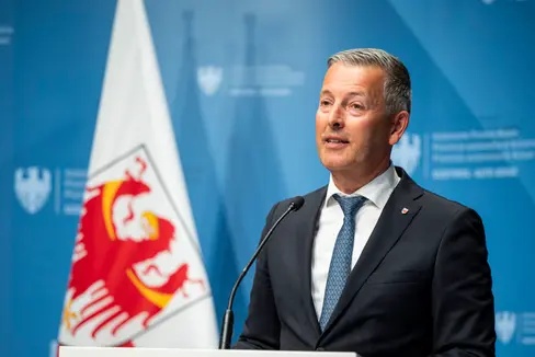 A determinate condizioni, nel fondovalle si possono costruire impianti fotovoltaici sui frutteti: l'assessore provinciale Peter Brunner ha presentato ai media i dettagli della misura approvata dalla Giunta provinciale il 15 luglio. (Foto: USP/Fabio Brucculeri)