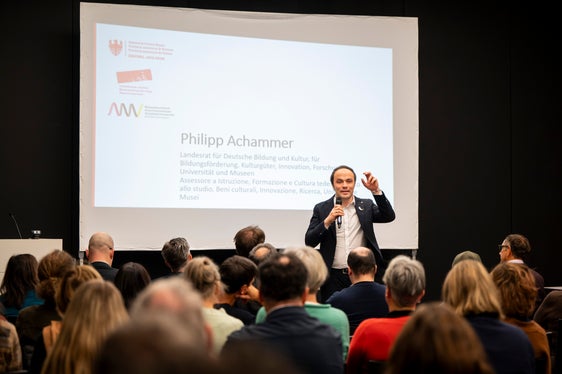 All'inaugurazione, l'assessore provinciale Philipp Achammer ha sottolineato: “I musei sono luoghi importanti per la partecipazione democratica. È fondamentale coinvolgere attivamente i giovani e offrire loro spazi in cui possano esprimere le loro prospettive”. (Foto: USP/Fabio Brucculeri)