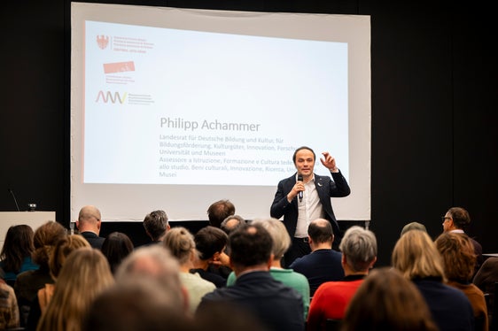 Landesrat Philipp Achammer betonte bei der Eröffnung: Museen sind wichtige Orte demokratischer Teilhabe. Es ist wesentlich, junge Menschen aktiv einzubinden und ihnen Räume zu eröffnen, in denen sie ihre Perspektiven einbringen können. (Foto: LPA/Fabio Brucculeri)