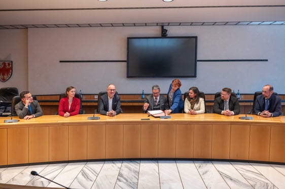 Raggianti per l'accordo sulla Cësa di Ladins. Nella foto (da sinistra) il direttore dell'Istruzione e Cultura Ladina André Comploi, Sofia Stuflesser, Presidente dell'Union di Ladins de Gherdëina, il sindaco di Tobia Moroder (Ortisei), il presidente Arno Kompatscher, la direttrice Alexandra Roilo (in piedi), la sindaca Cristina Pallanch (Castelrotto), i sindaci Tobias Nocker (Selva) e Christoph Senoner (Santa Cristina). (Foto: USP/Greta Stuefer)