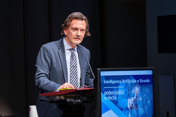 La scuola prepara le giovani generazioni ad affrontare le nuove sfide tecnologiche, acquisendo competenze che permettano loro di utilizzare strumenti come l'intelligenza artificiale per il bene comune, ha affermato il sovrintendente, Vincenzo Gullotta (Foto: ASP/Greta Stuefer)