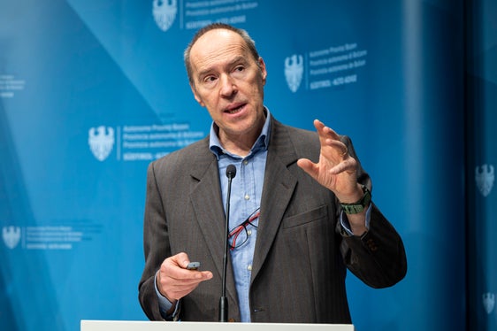 „Trotz des Anstiegs des Verkehrsaufkommens in den letzten Jahren entsprechen die Stickstoffdioxid-Konzentrationen 2025 in etwa den Werten des Vorjahres. An den meisten Messstationen liegen sie leicht unter dem Vorjahreswert, berichtete der Direktor des Labors für Luftanalysen und Strahlenschutz Luca Verdi. (Foto: LPA/Fabio Brucculeri)