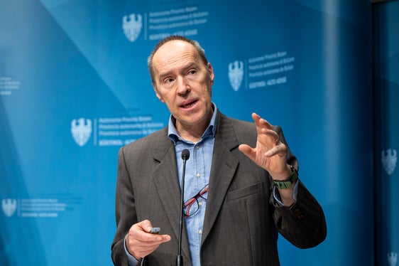 „Trotz des Anstiegs des Verkehrsaufkommens in den letzten Jahren entsprechen die Stickstoffdioxid-Konzentrationen 2025 in etwa den Werten des Vorjahres. An den meisten Messstationen liegen sie leicht unter dem Vorjahreswert, berichtete der Direktor des Labors für Luftanalysen und Strahlenschutz Luca Verdi. (Foto: LPA/Fabio Brucculeri)