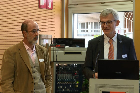 Die Organisatoren Giulio Angelucci (Landesagentur für Umwelt und Klimaschutz) und Christian Steiner, Vorsitzender des europäischen Bodenbündnisses: Der Boden ist eine begrenzte und nicht erneuerbare natürliche Ressource. Alle haben einen Beitrag zum Bodenschutz zu leisten, wobei den Kommunen eine besondere Bedeutung zukommt. (Foto: LPA)