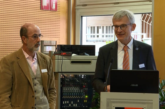 Die Organisatoren Giulio Angelucci (Landesagentur für Umwelt und Klimaschutz) und Christian Steiner, Vorsitzender des europäischen Bodenbündnisses: Der Boden ist eine begrenzte und nicht erneuerbare natürliche Ressource. Alle haben einen Beitrag zum Bodenschutz zu leisten, wobei den Kommunen eine besondere Bedeutung zukommt. (Foto: LPA)