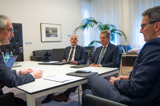 Il presidente Kompatscher (a destra) a colloquio con i rappresentanti della Federazione Raiffeisen: da sinistra il direttore generale Zampieri, il vicedirettore Christian Tanner e il presidente Herbert Von Leon (Foto: ASP/ Fabio Brucculeri)