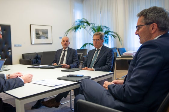 Landeshauptmann Kompatscher (r.) im Gespräch mit den Vertretern des Raiffeisenverbandes: (v.l.) Generaldirektor Zampieri, Vizedirektor Christian Tanner und Verbandsobmann Herbert Von Leon (Foto: LPA/ Fabio Brucculeri)