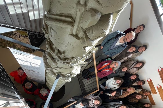 Die Teilnehmenden der Schulung im Naturparkhaus in Seis informierten sich über das Dolomiten Unesco Welterbe, seine geologische Entstehung und die aktuellen Herausforderungen. (Foto: Landesabteilung Natur, Landschaft und Raumentwicklung)